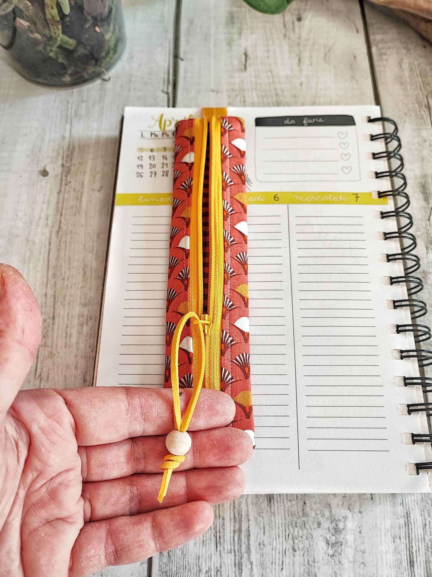 ASTUCCIO CON ELASTICO PER AGENDA | 6x17 cm, Fantasia Mostarda - Marsala