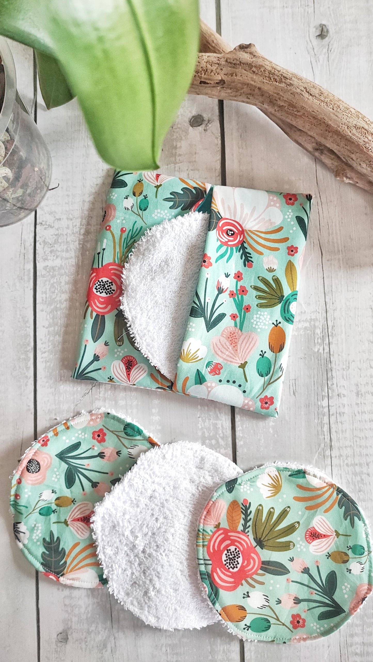 ASTUCCIO CON 4 PADS STRUCCANTI "Acqua marina con fiori"