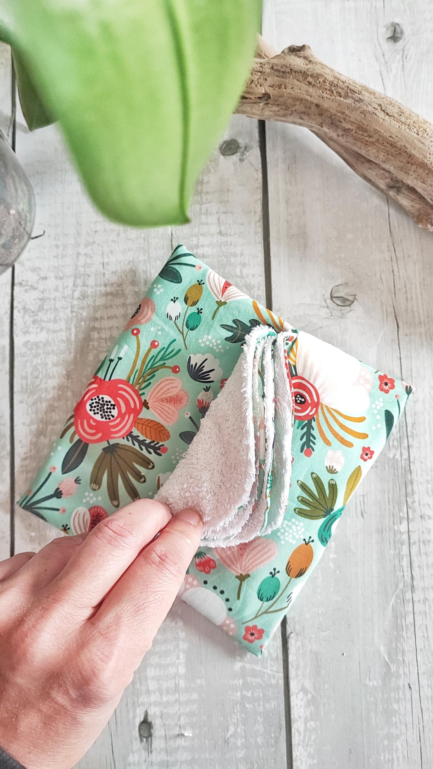 ASTUCCIO CON 4 PADS STRUCCANTI "Acqua marina con fiori"