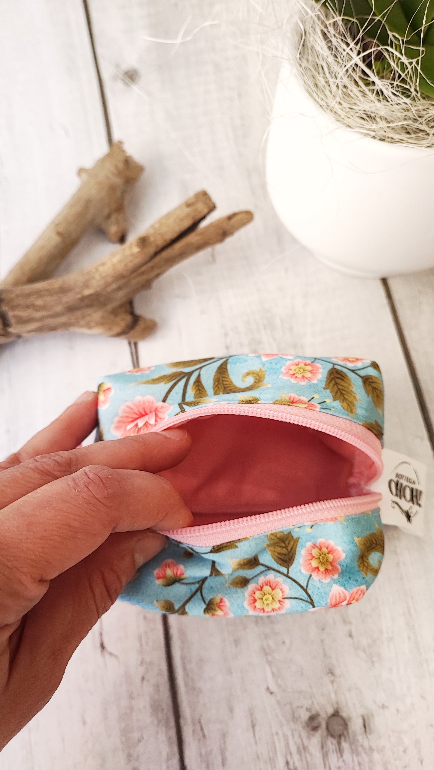 BEAUTY CASE | Fiori rosa e sfondo azzurro