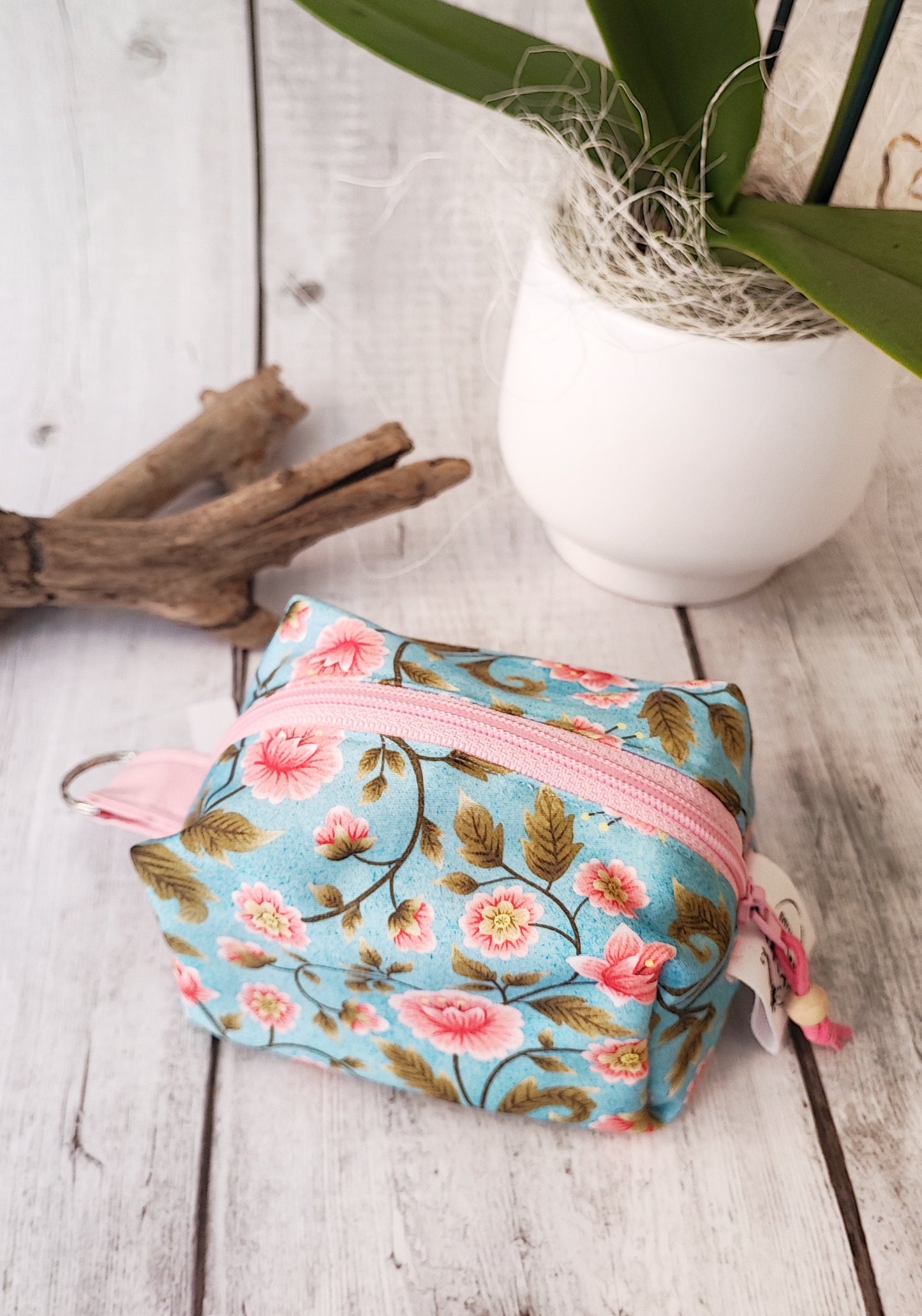 BEAUTY CASE | Fiori rosa e sfondo azzurro