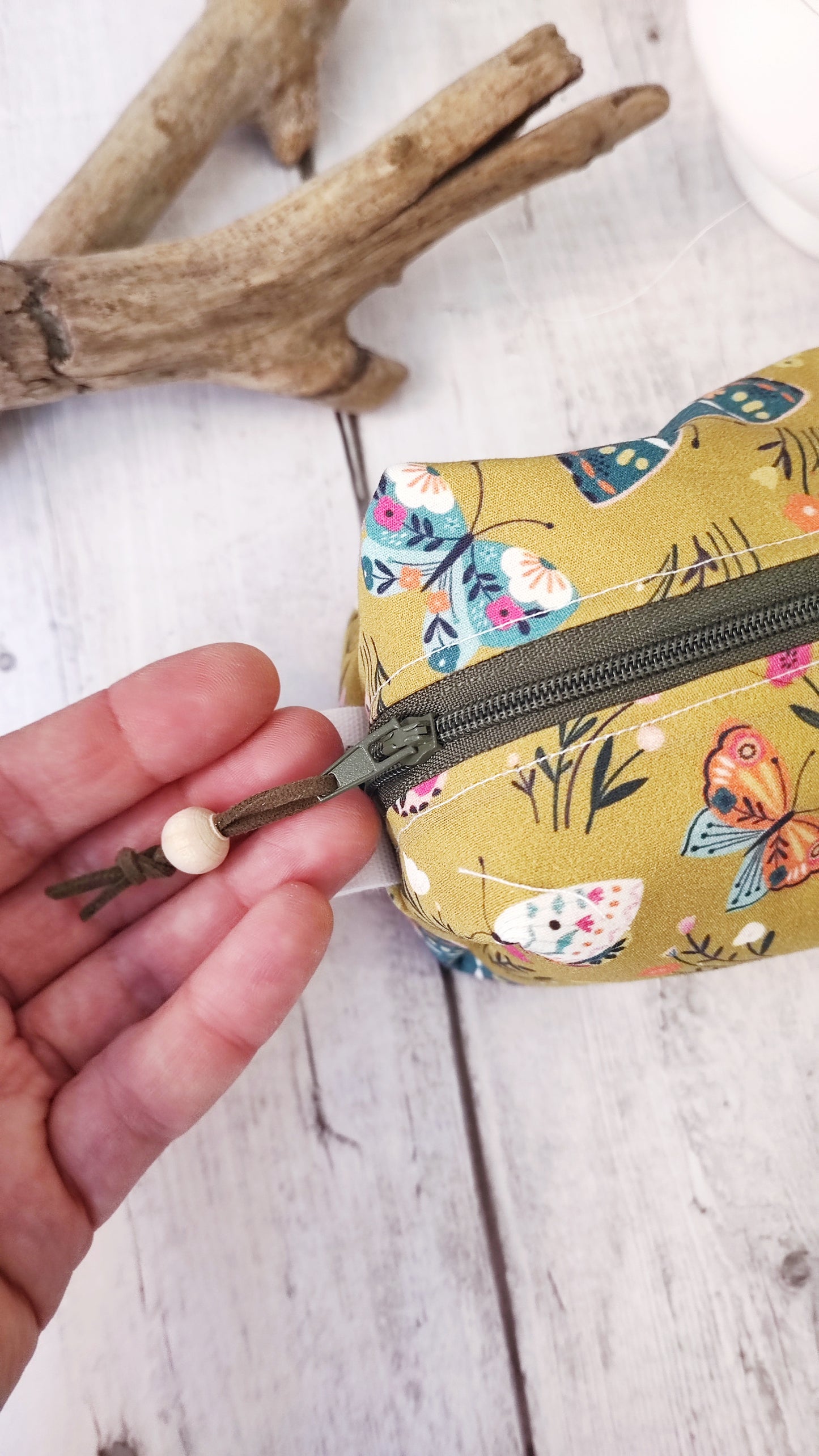 BEAUTY CASE | Farfalle e fiori
