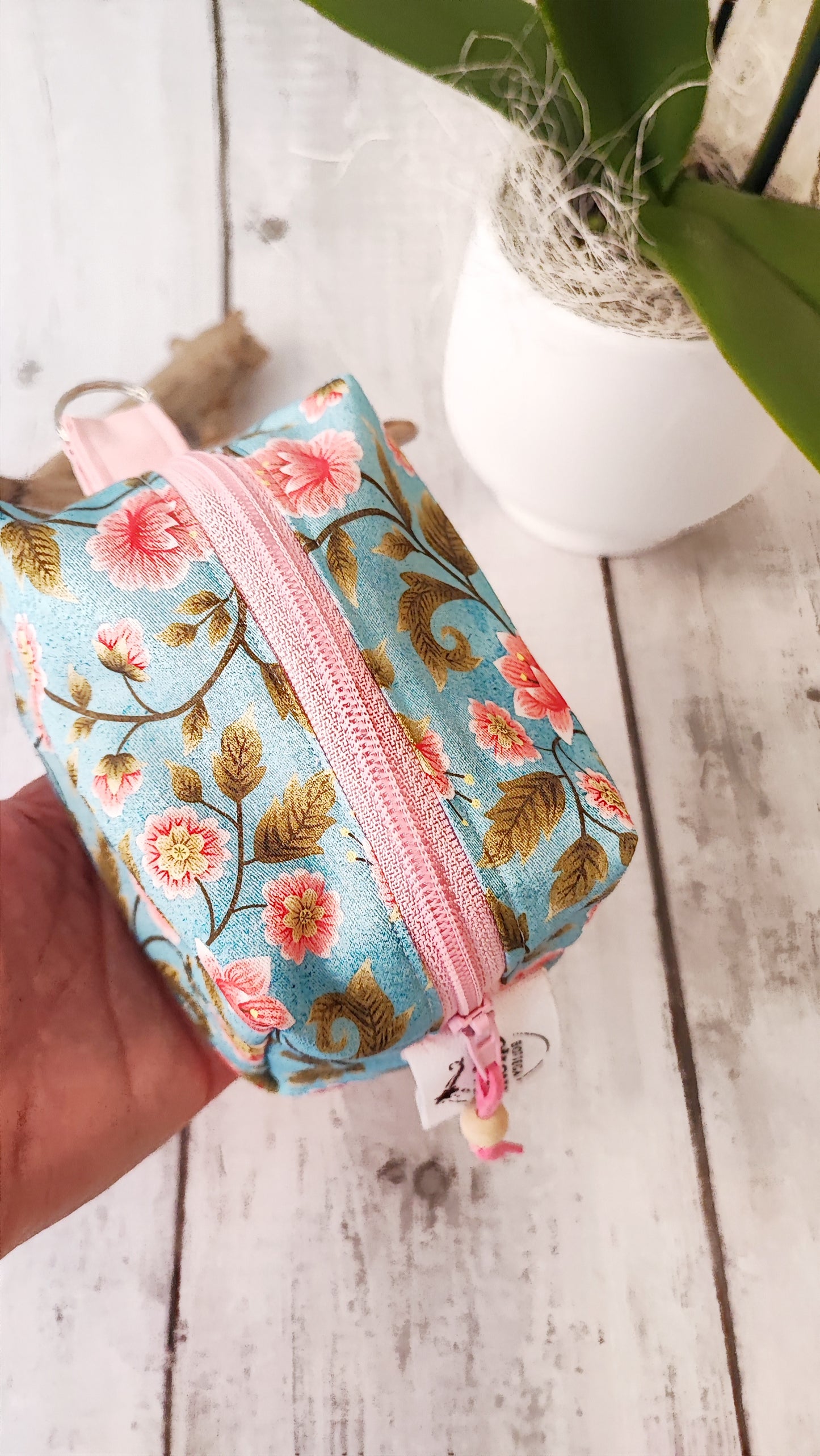 BEAUTY CASE | Fiori rosa e sfondo azzurro