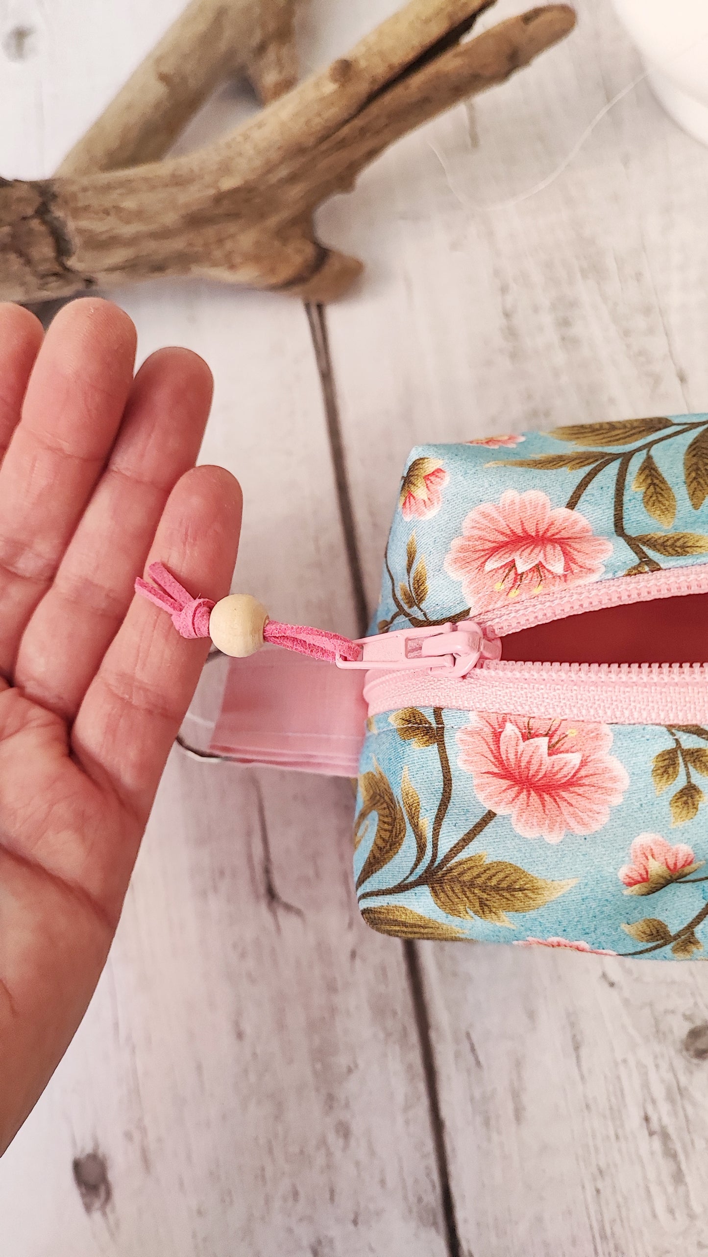 BEAUTY CASE | Fiori rosa e sfondo azzurro