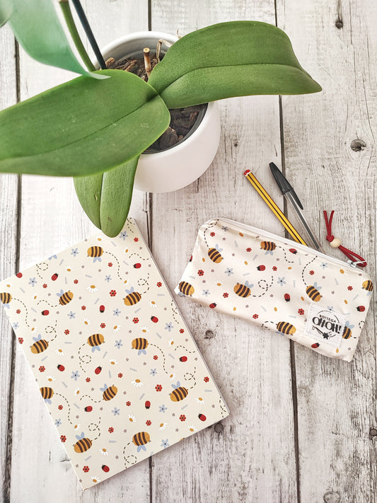 🐝 Un set fatto a mano con il cuore: quaderno e astuccio a tema api, nati da una collaborazione speciale