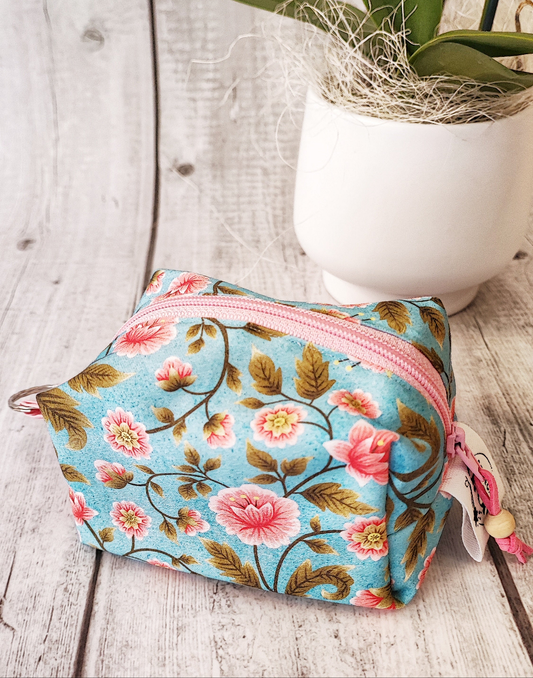BEAUTY  CASE | Fiori rosa e sfondo azzurro