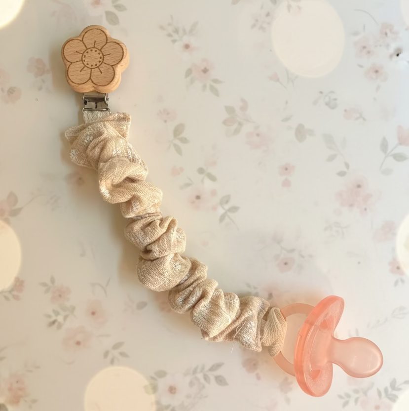 PORTA CIUCCIO | clip in legno naturale, catenella in tessuto di cotone.