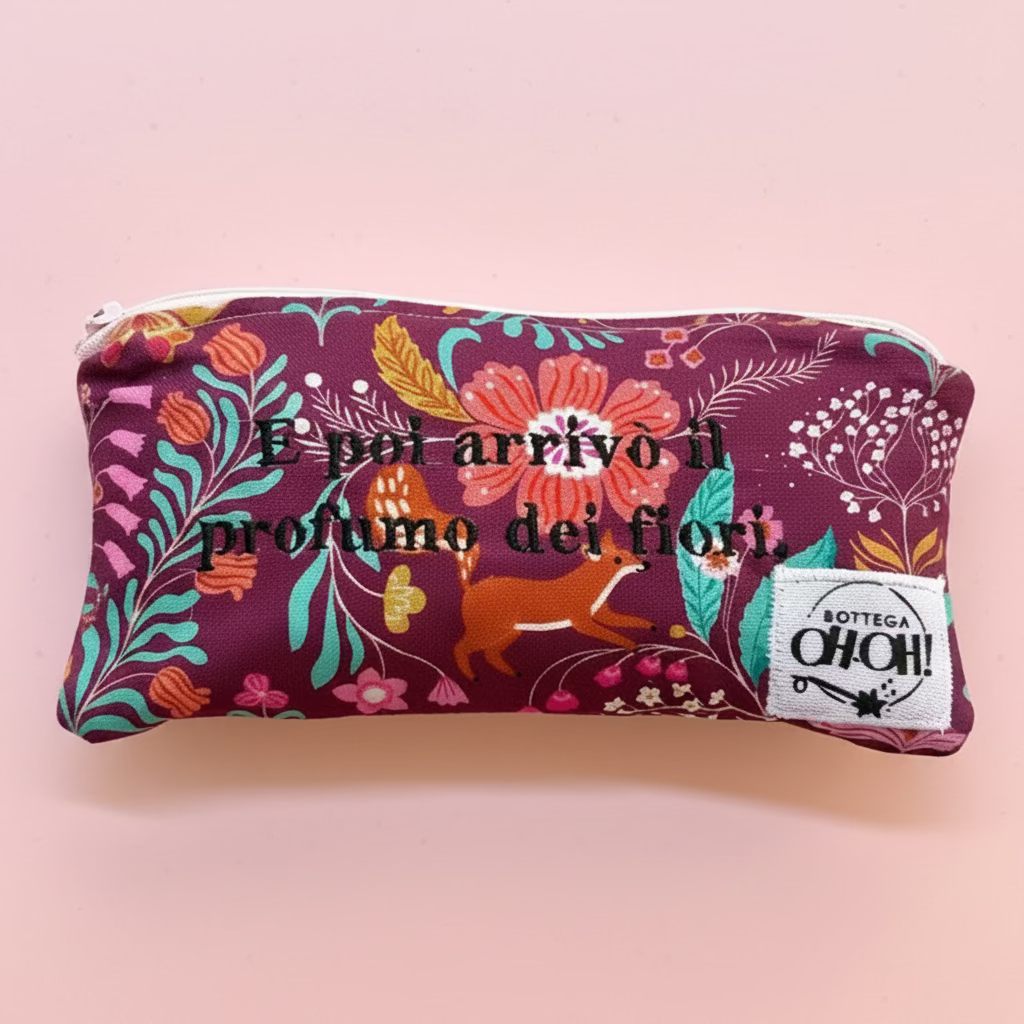 ASTUCCIO POCKET CASE con frase ricamata | "E poi arrivò il profumo dei fiori€