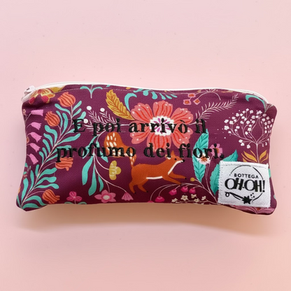 ASTUCCIO POCKET CASE con frase ricamata | "E poi arrivò il profumo dei fiori€