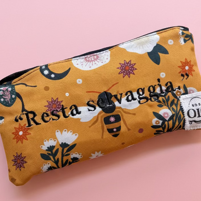 ASTUCCIO POCKET CASE con frase ricamata | "Resta selvaggia"