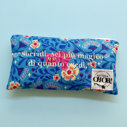 ASTUCCIO POCKET CASE con frase ricamata | "Sorridi, sei più magico di quanto credi"