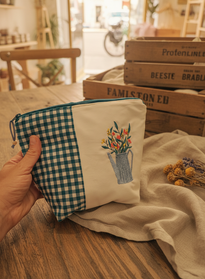 BEAUTY RICAMATO CON ANNAFFIATOIO FIORITO | Pochette in cotone fatta a mano