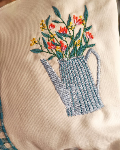 BEAUTY RICAMATO CON ANNAFFIATOIO FIORITO | Pochette in cotone fatta a mano