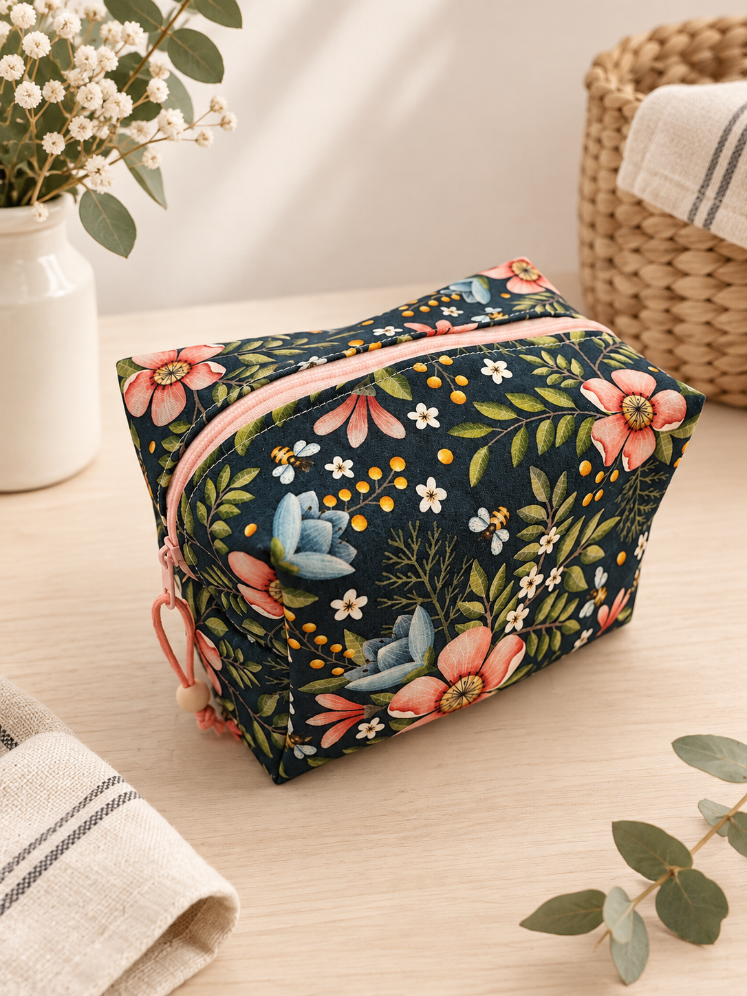 BEAUTY CASE | Fiori rosa e api
