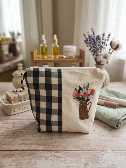 BEAUTY RICAMATO CON BROCCA FIORITA | Pochette in cotone fatta a mano