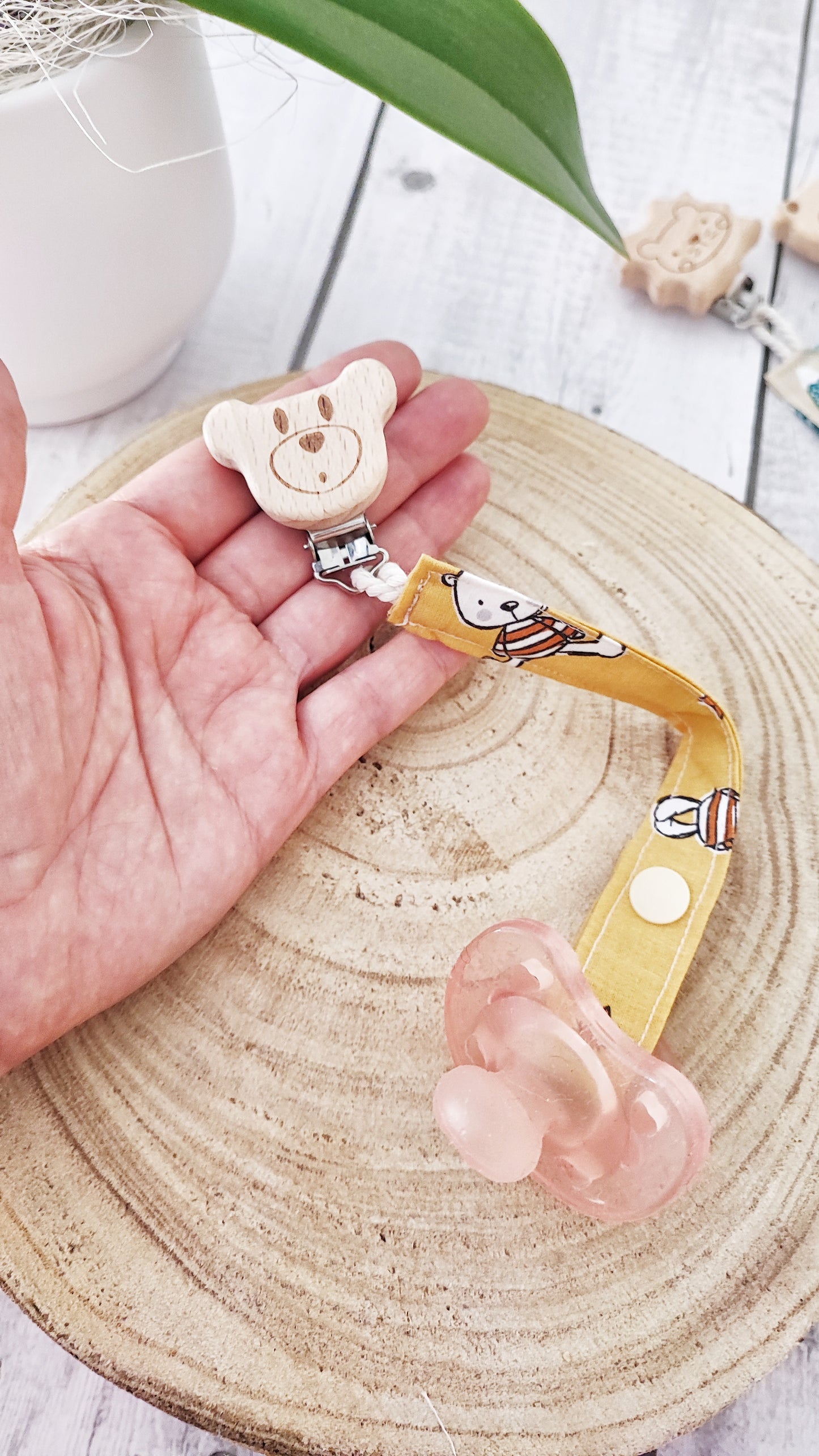 PORTA CIUCCIO | clip in legno naturale, catenella in tessuto di cotone con bottoncino automatico.