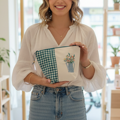 BEAUTY RICAMATO CON ANNAFFIATOIO FIORITO | Pochette in cotone fatta a mano
