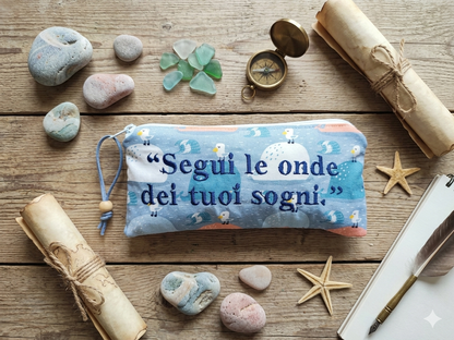 ASTUCCIO POCKET CASE con frase ricamata | " Segui le onde dei tuoi sogni"